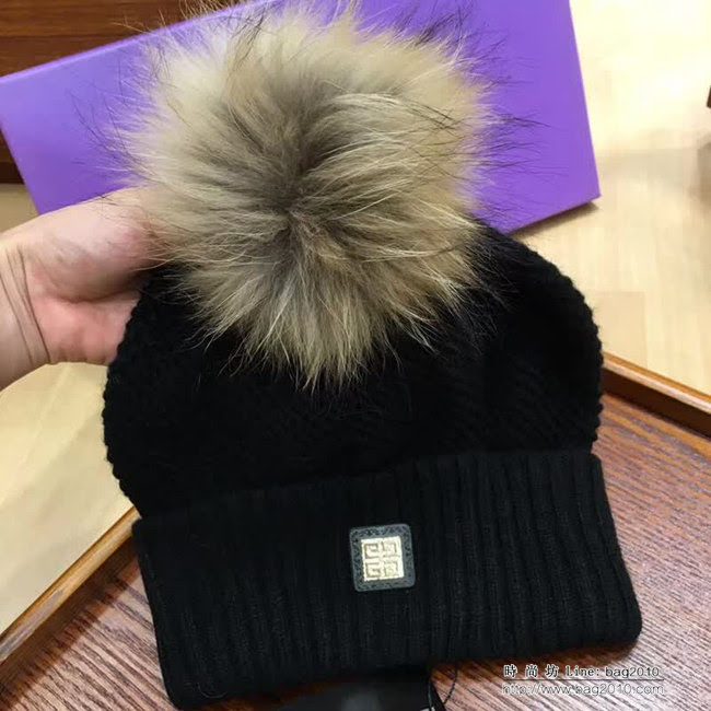GIVENCHY紀梵希 新款 保暖又時尚兔絨加羊絨圍巾帽子套裝 LLWJ8720